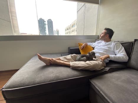 Con una hermosa vista desde su sala y la compañía de su mejor amigo, Bowie,
<b>Jesús Navarro</b> comienza sus mañanas en confinamiento.