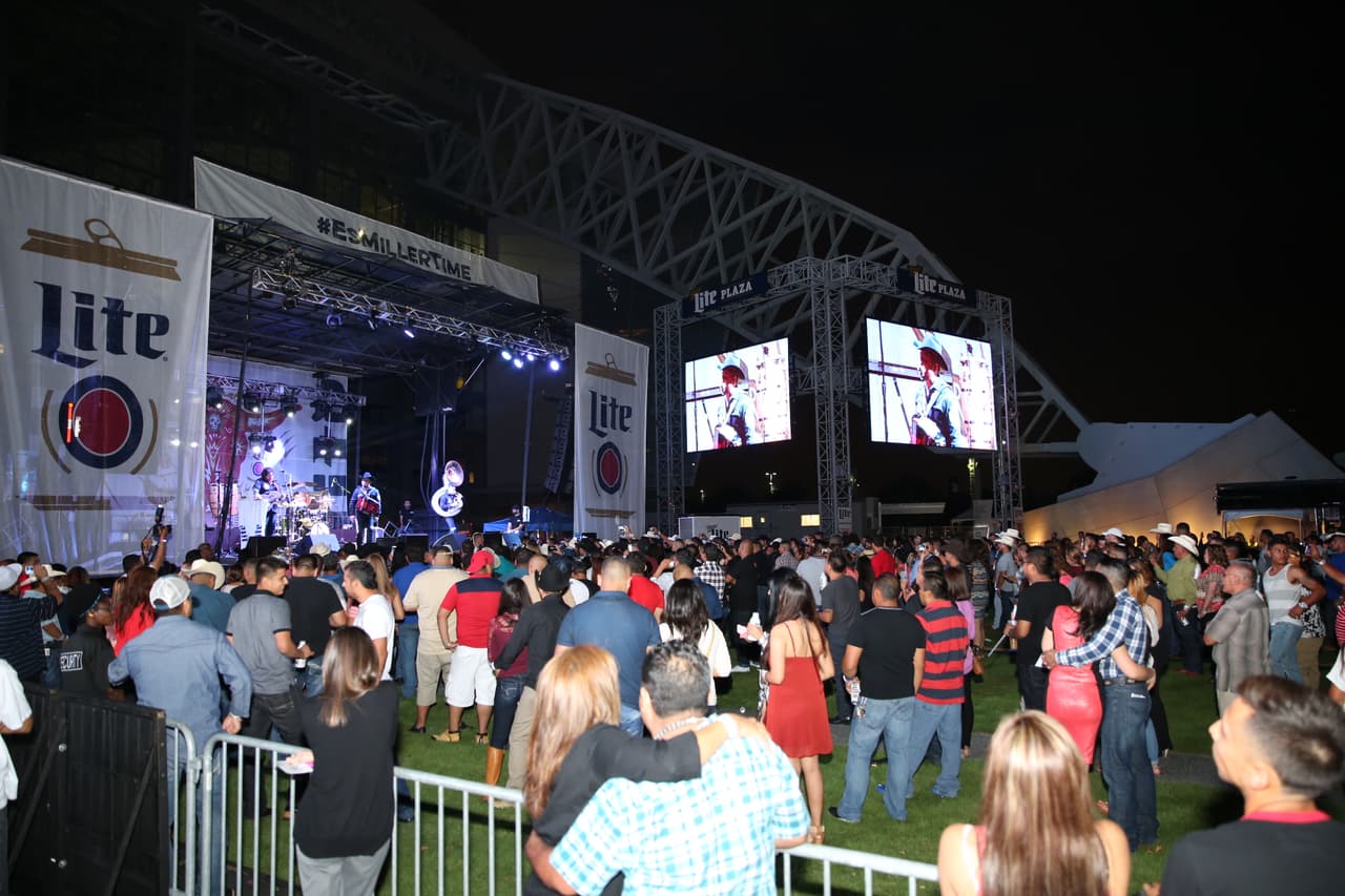 Voz de Mando y Banda Carnaval en Arlington