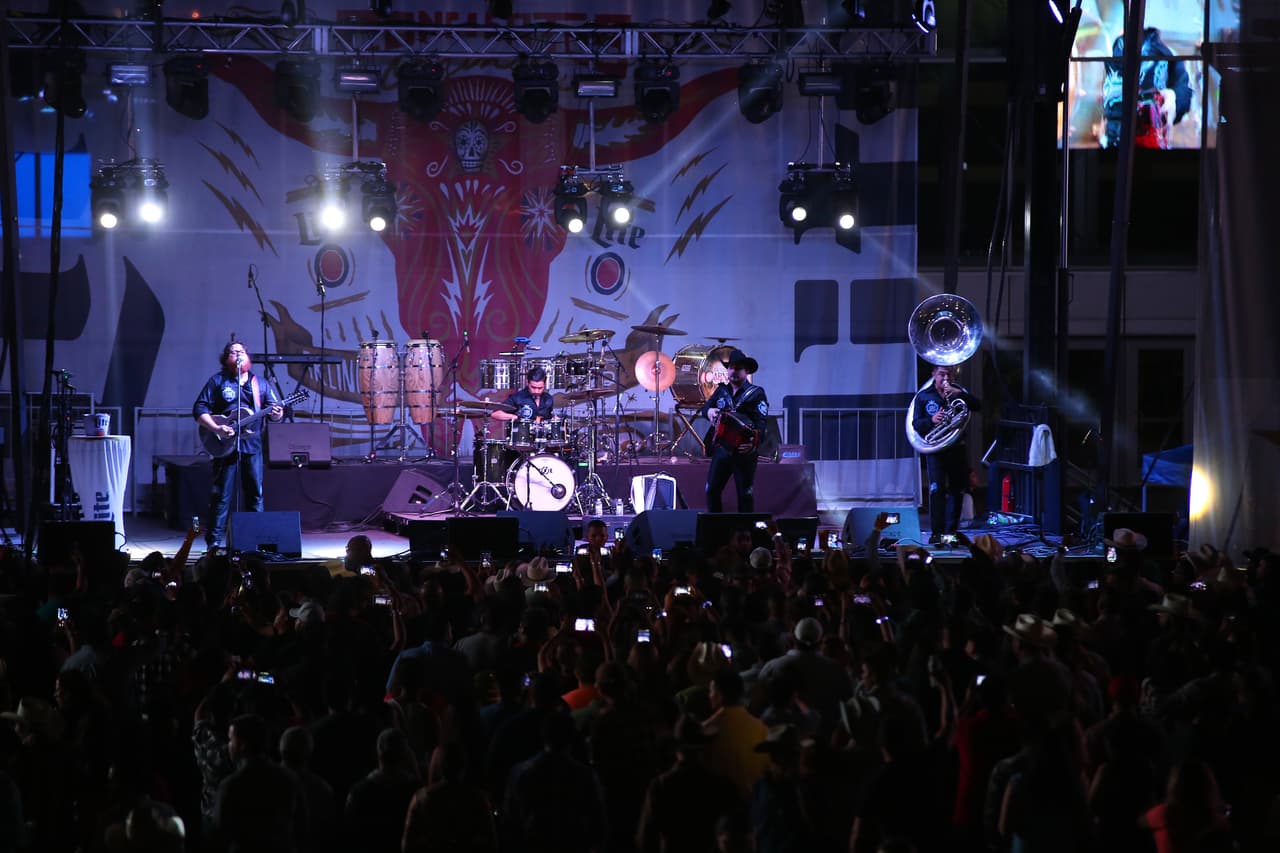 Voz de Mando y Banda Carnaval en Arlington