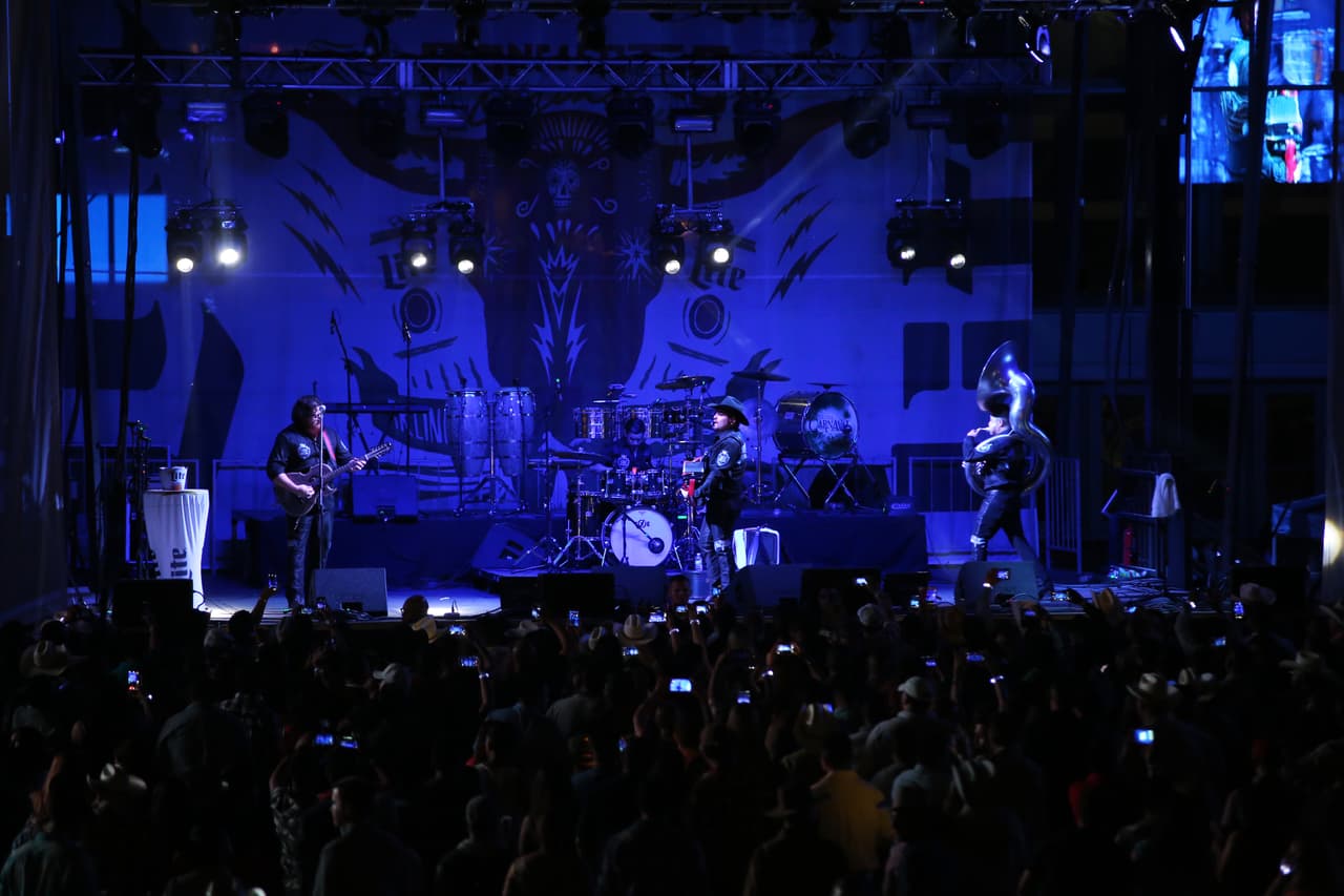 Voz de Mando y Banda Carnaval en Arlington