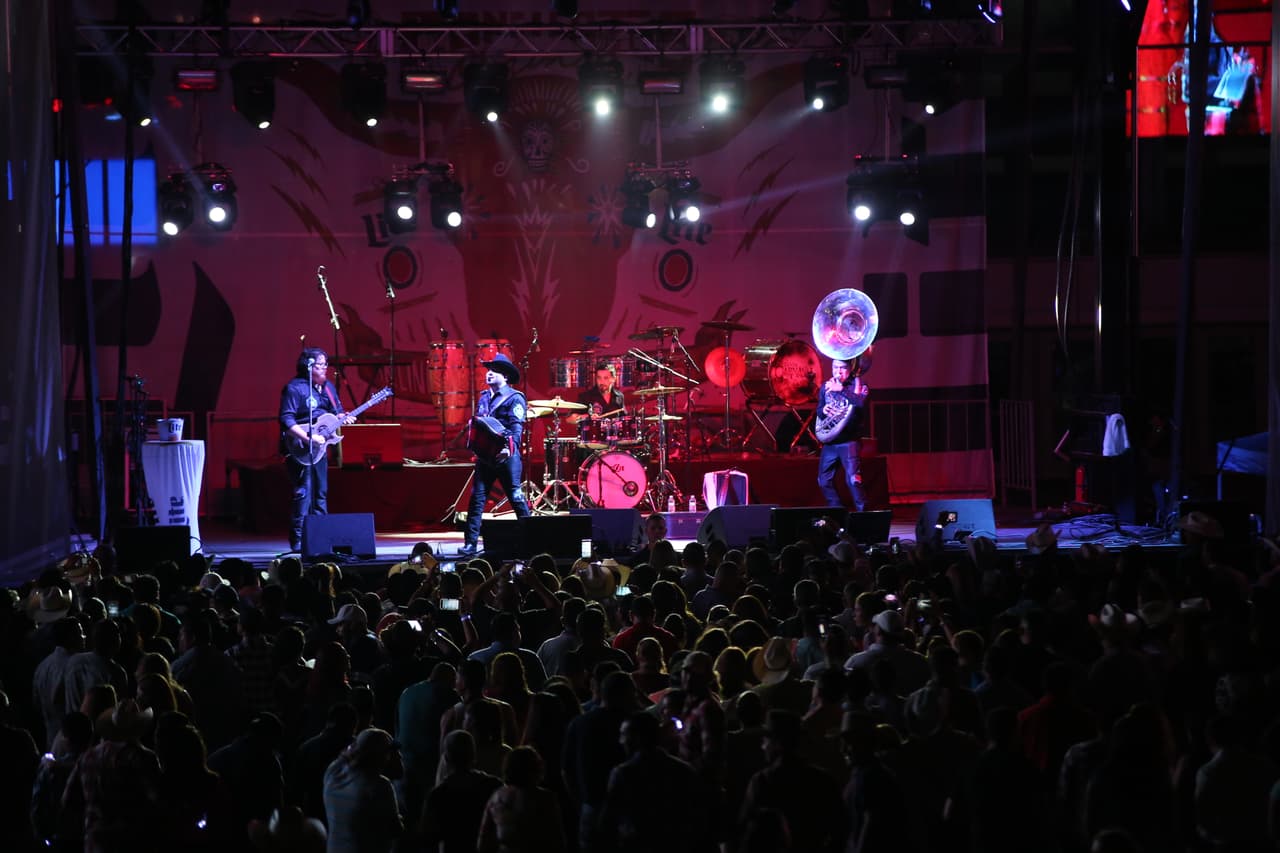 Voz de Mando y Banda Carnaval en Arlington