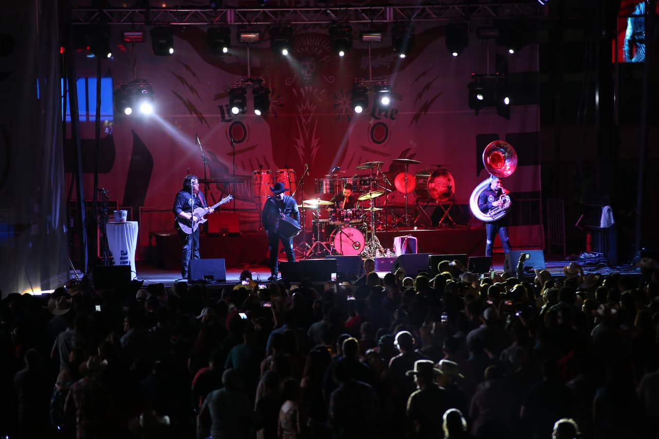 Voz de Mando y Banda Carnaval en Arlington