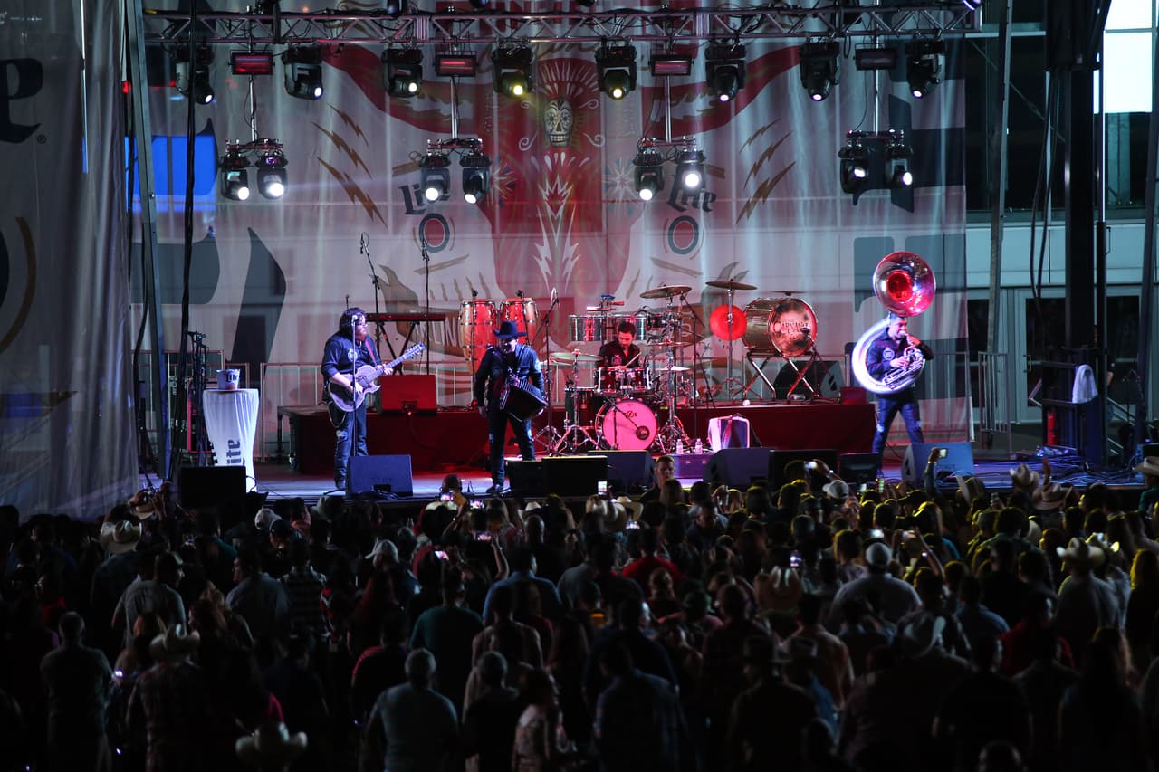 Voz de Mando y Banda Carnaval en Arlington
