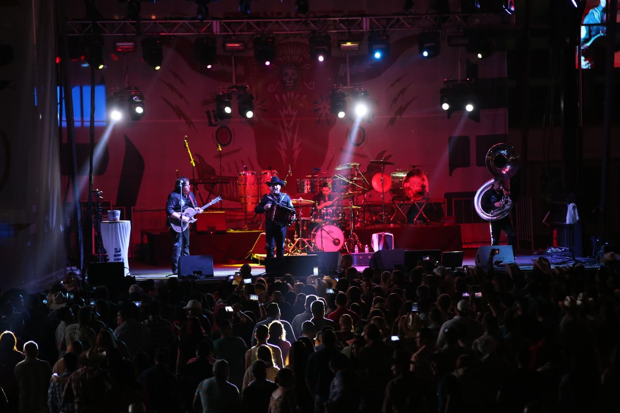 Voz de Mando y Banda Carnaval en Arlington