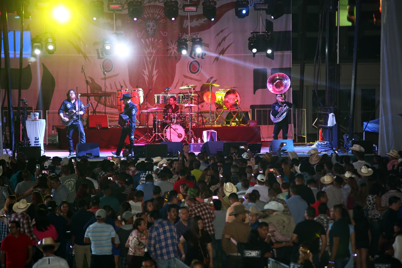 Voz de Mando y Banda Carnaval en Arlington