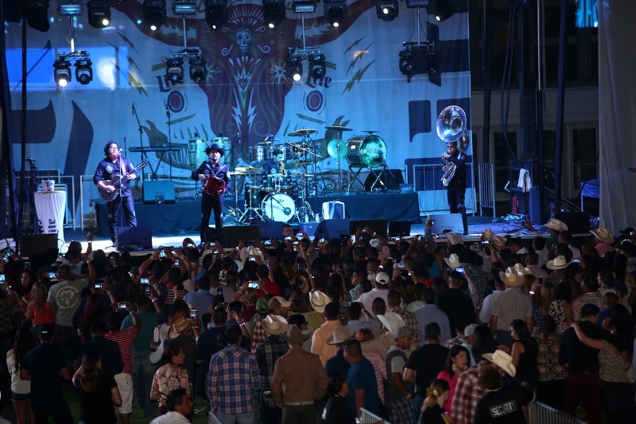 Voz de Mando y Banda Carnaval en Arlington