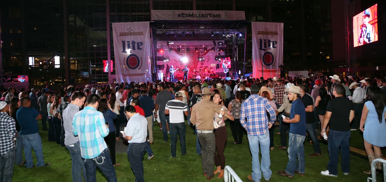 Voz de Mando y Banda Carnaval en Arlington