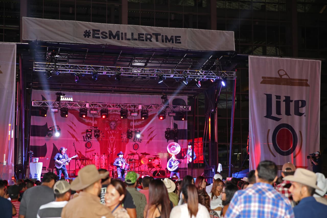 Voz de Mando y Banda Carnaval en Arlington