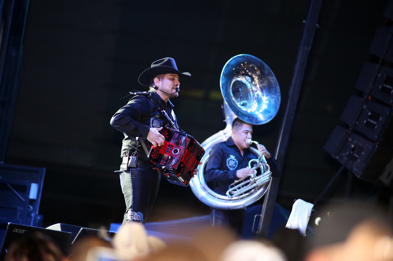 Voz de Mando y Banda Carnaval en Arlington