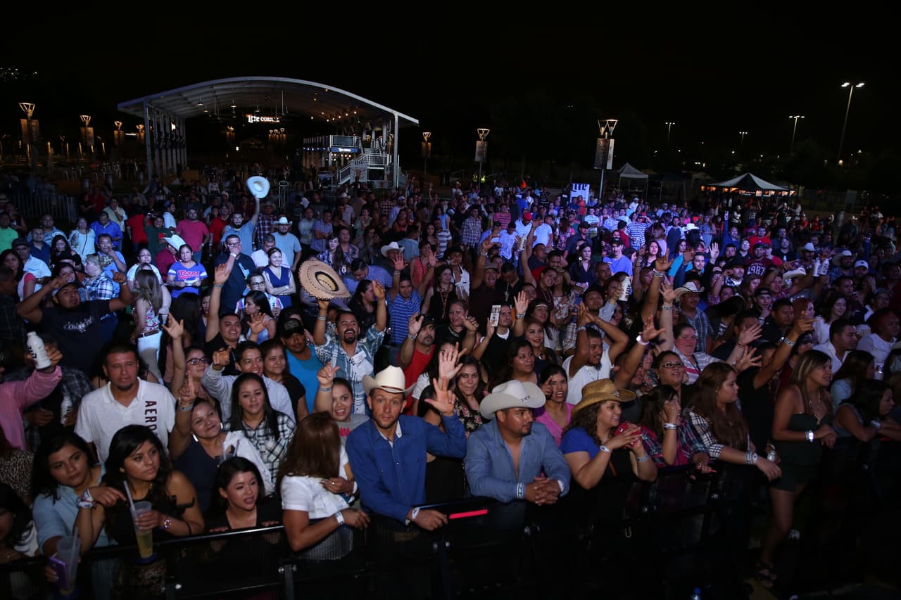 Voz de Mando y Banda Carnaval en Arlington