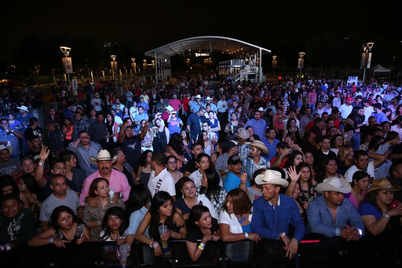 Voz de Mando y Banda Carnaval en Arlington