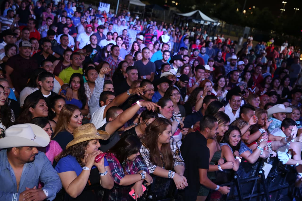 Voz de Mando y Banda Carnaval en Arlington