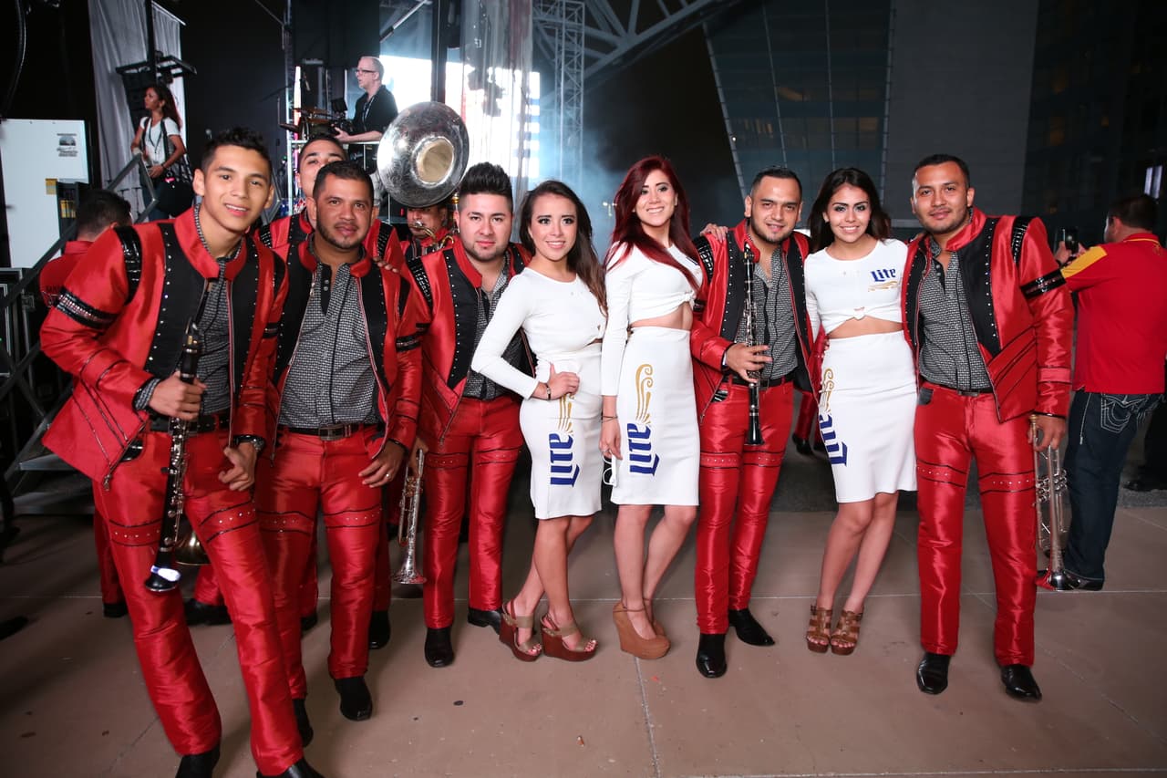 Voz de Mando y Banda Carnaval en Arlington