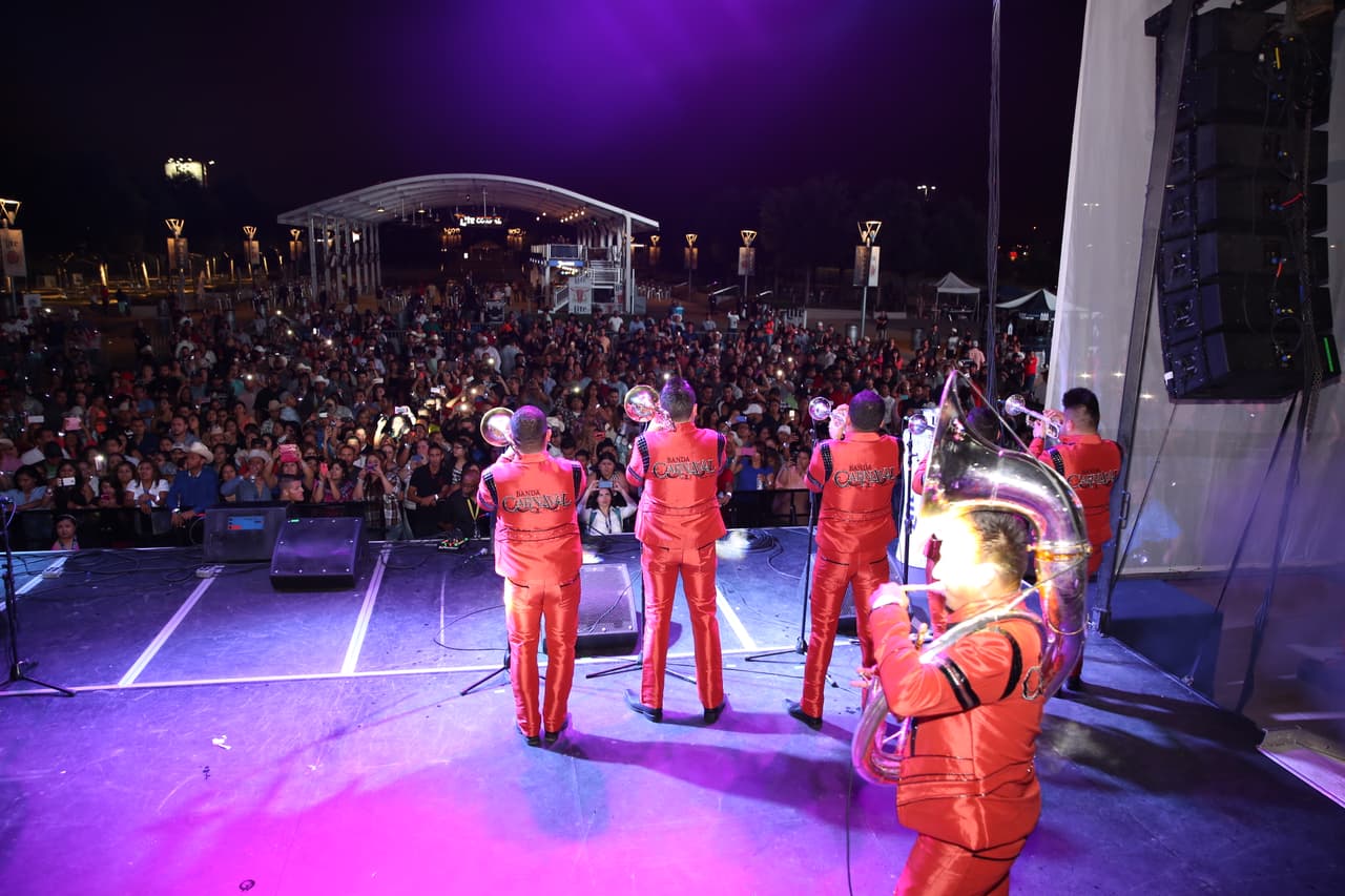Voz de Mando y Banda Carnaval en Arlington