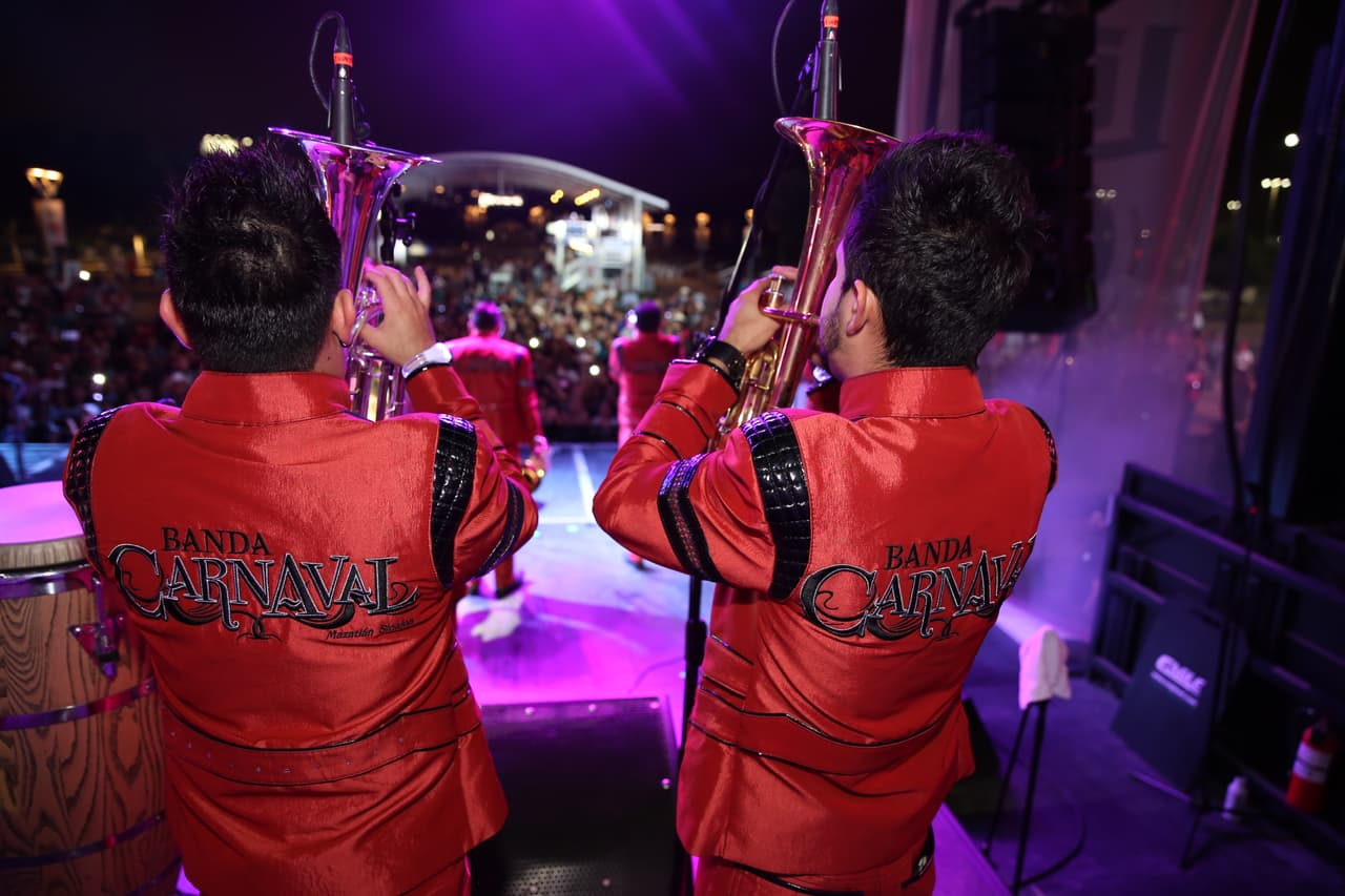 Voz de Mando y Banda Carnaval en Arlington