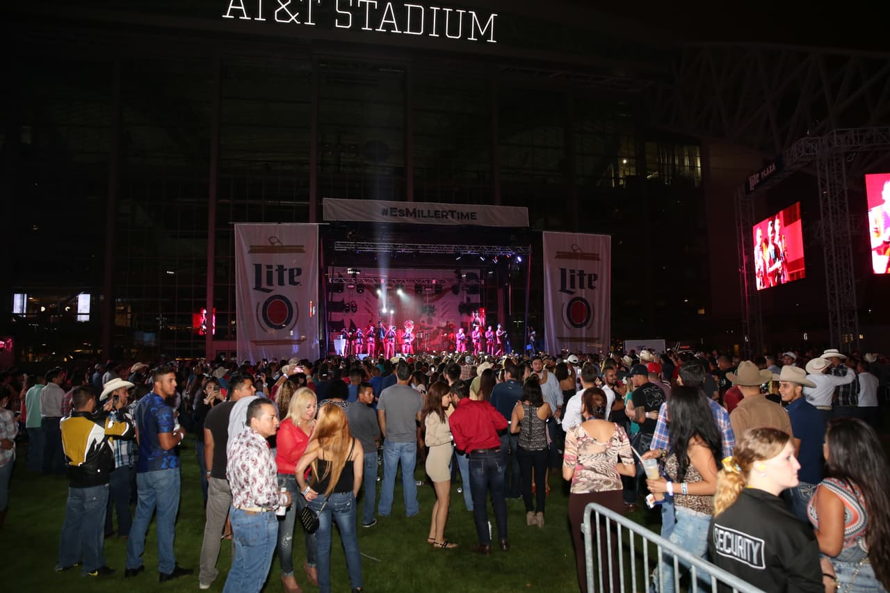 Voz de Mando y Banda Carnaval en Arlington
