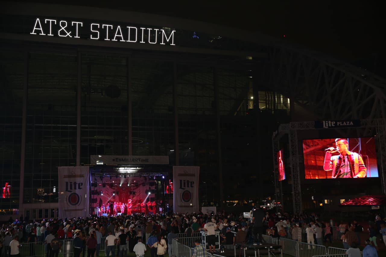 Voz de Mando y Banda Carnaval en Arlington