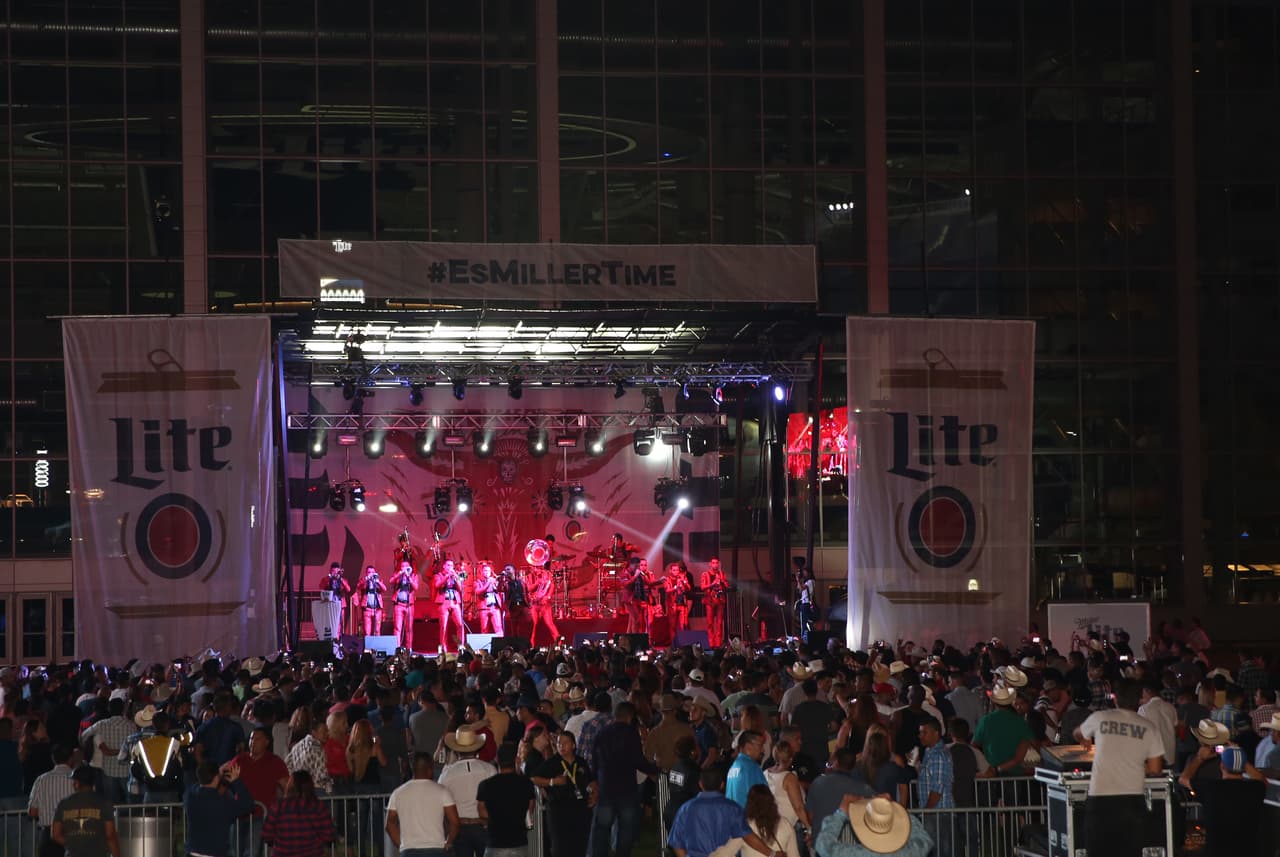 Voz de Mando y Banda Carnaval en Arlington