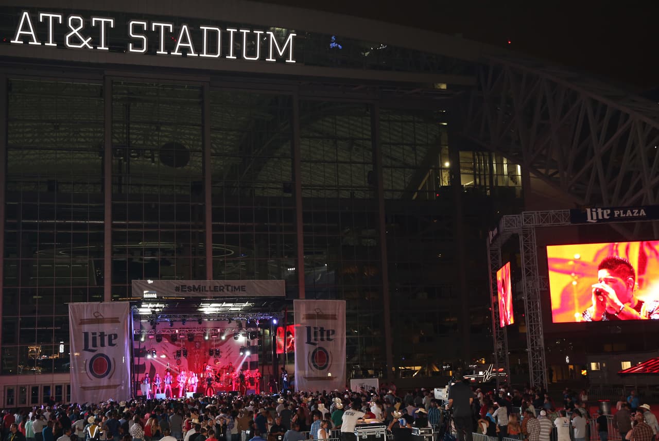 Voz de Mando y Banda Carnaval en Arlington