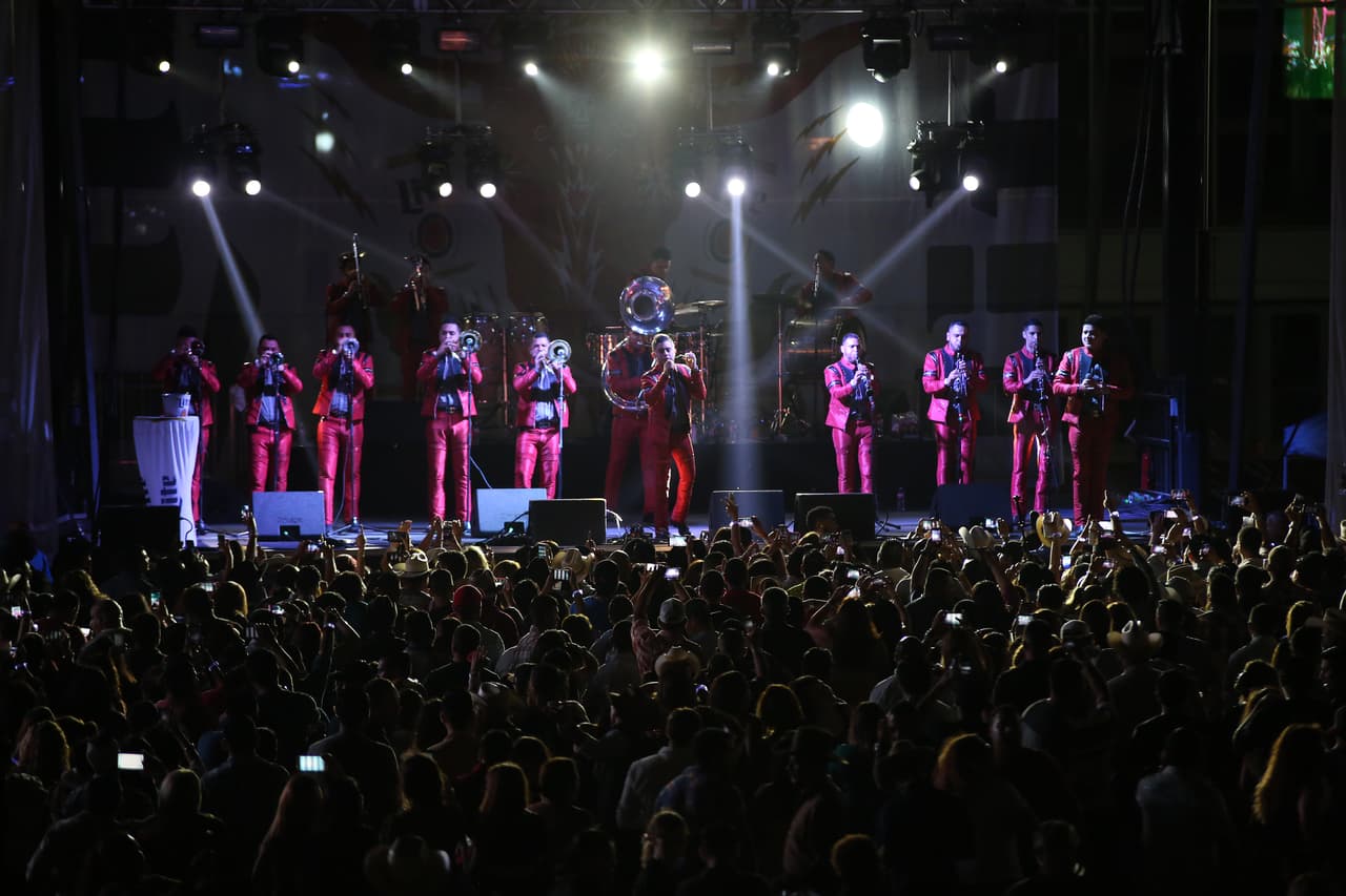 Voz de Mando y Banda Carnaval en Arlington