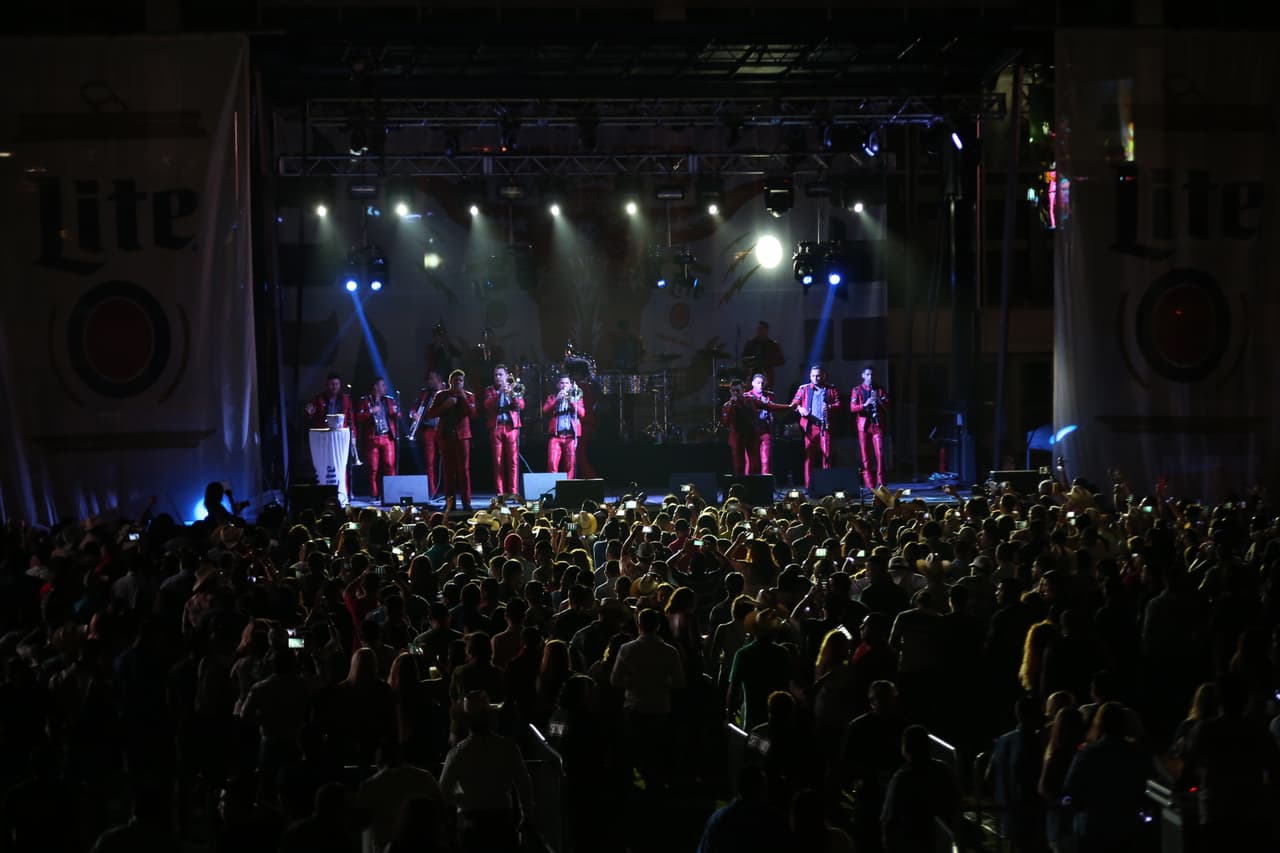 Voz de Mando y Banda Carnaval en Arlington