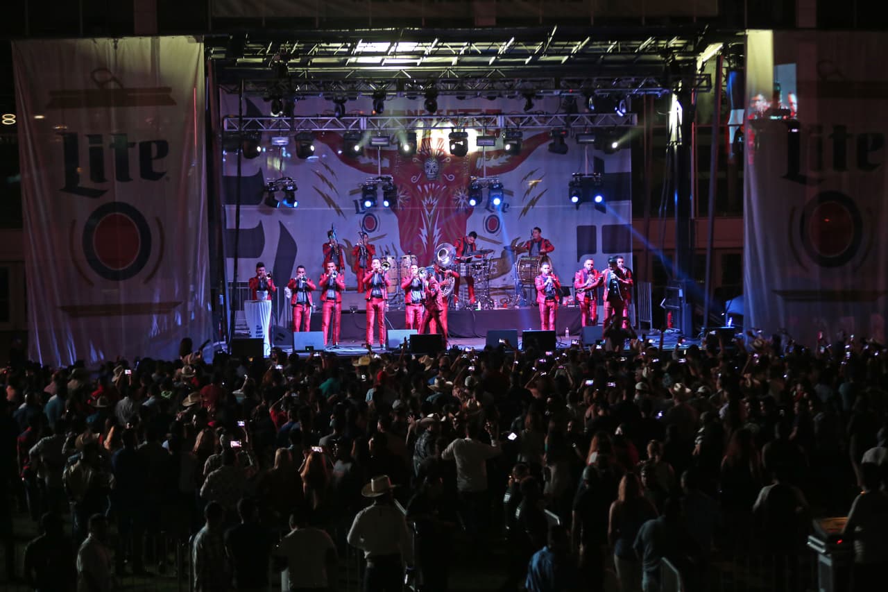 Voz de Mando y Banda Carnaval en Arlington