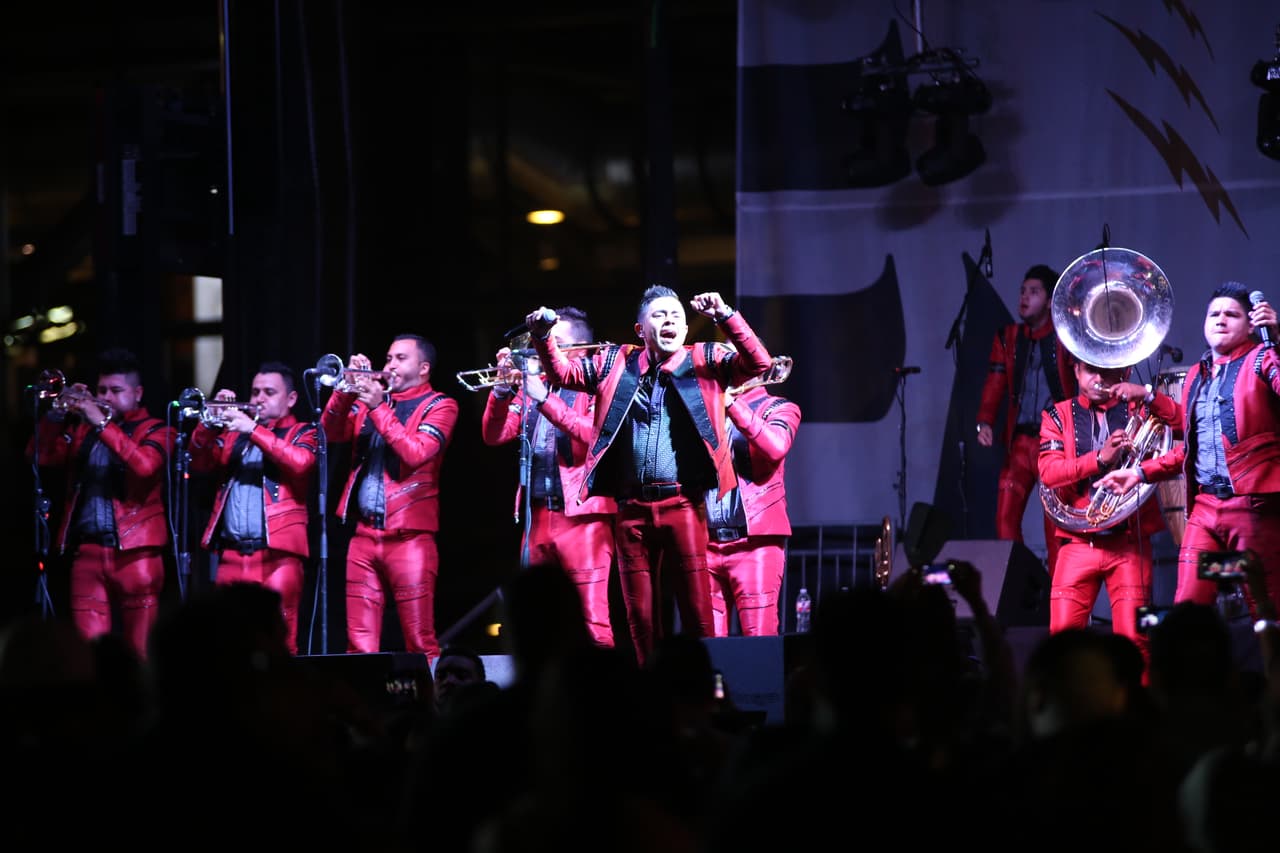 Voz de Mando y Banda Carnaval en Arlington