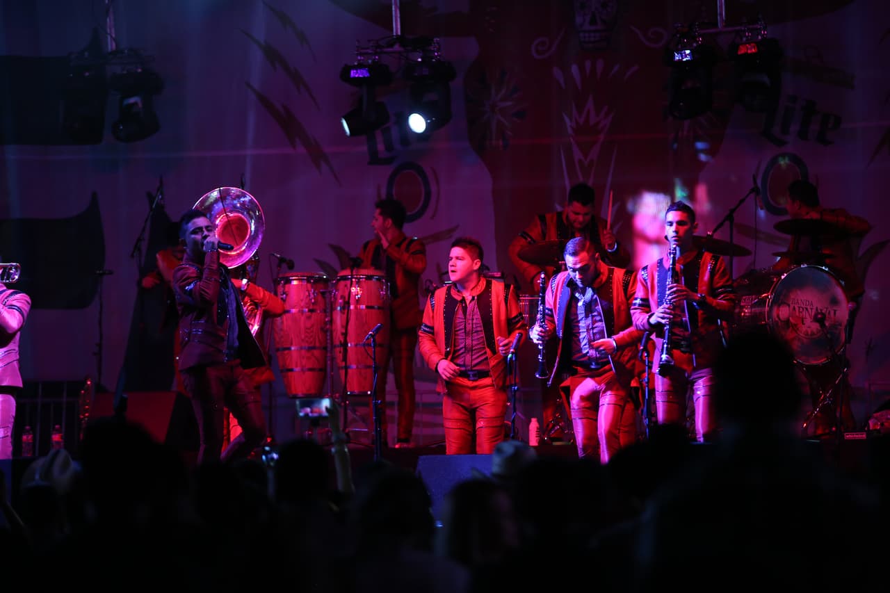 Voz de Mando y Banda Carnaval en Arlington