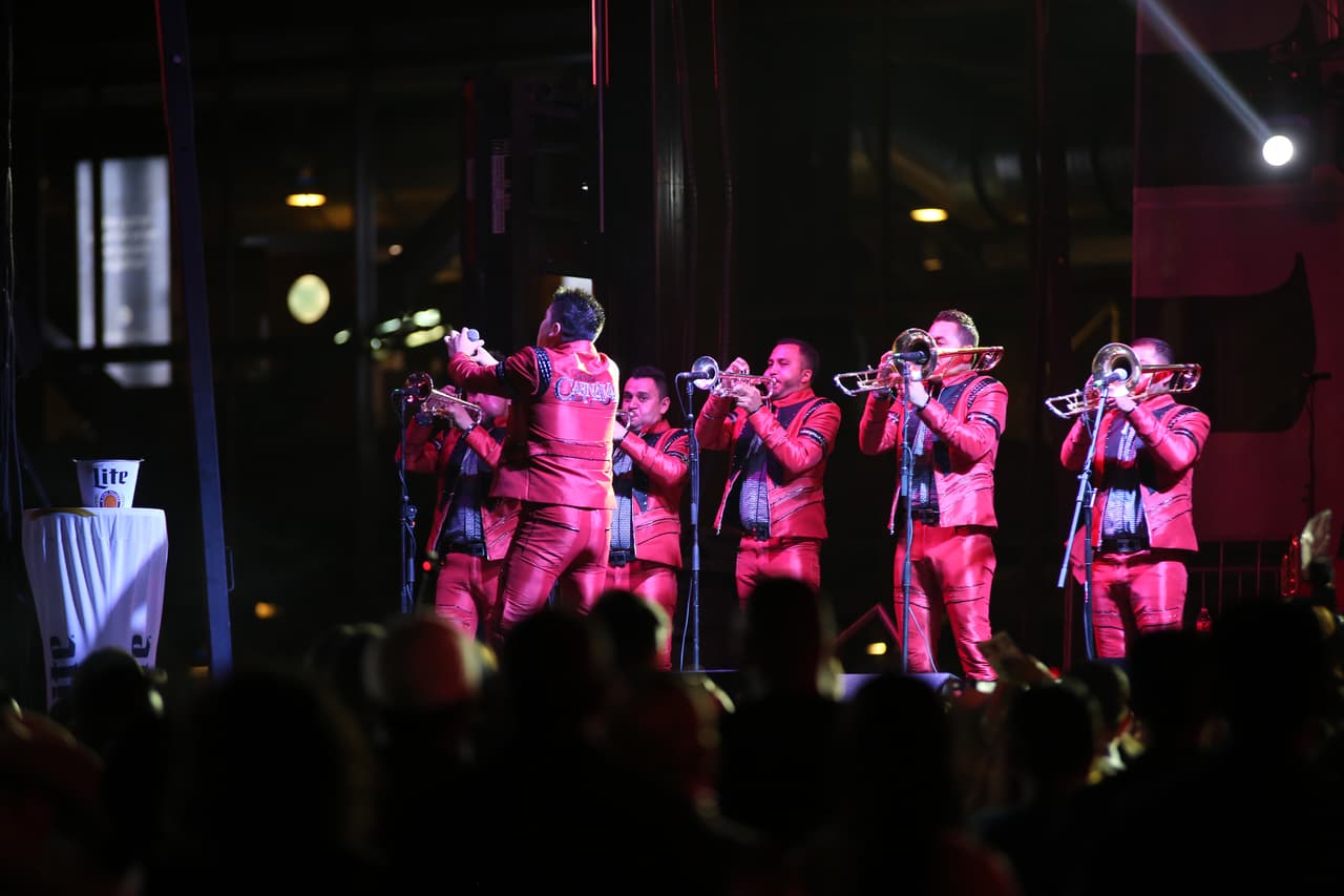 Voz de Mando y Banda Carnaval en Arlington