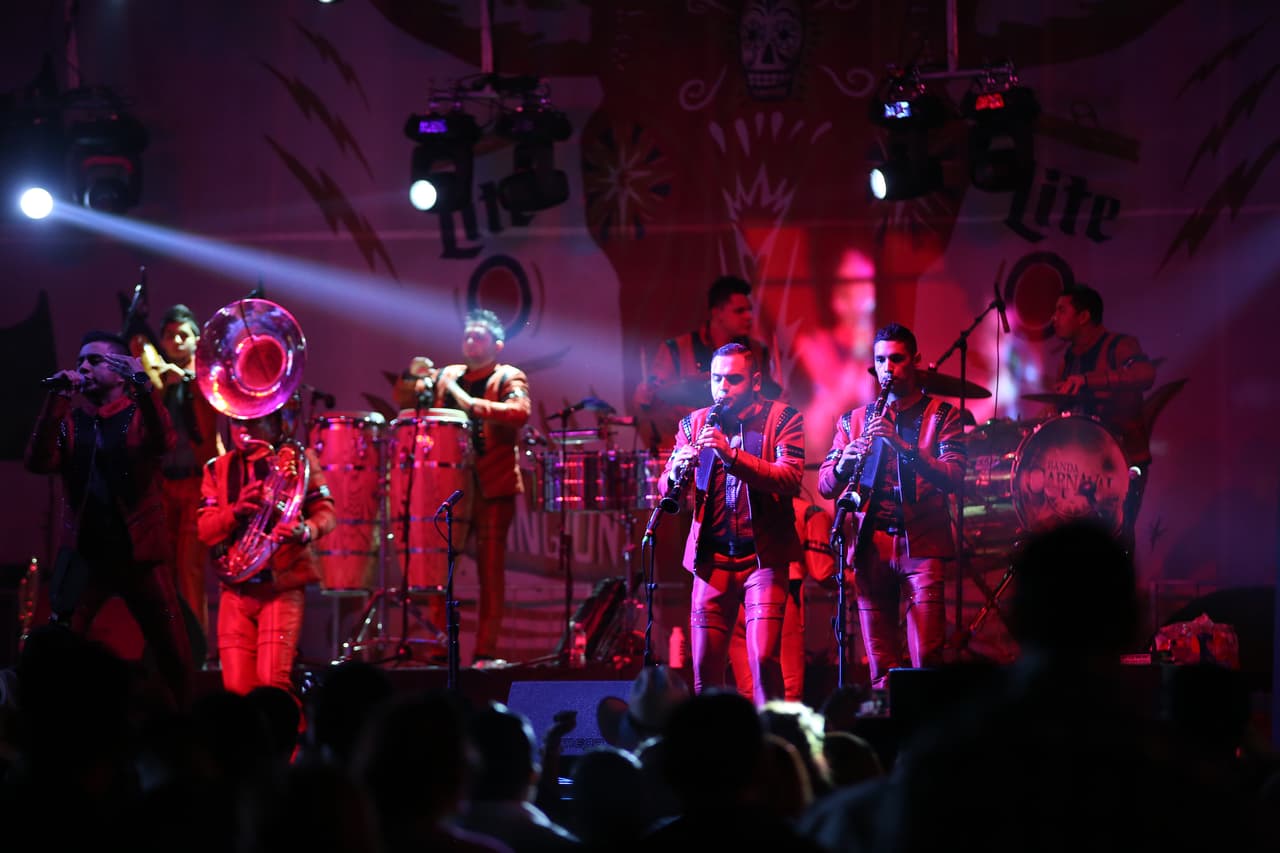 Voz de Mando y Banda Carnaval en Arlington