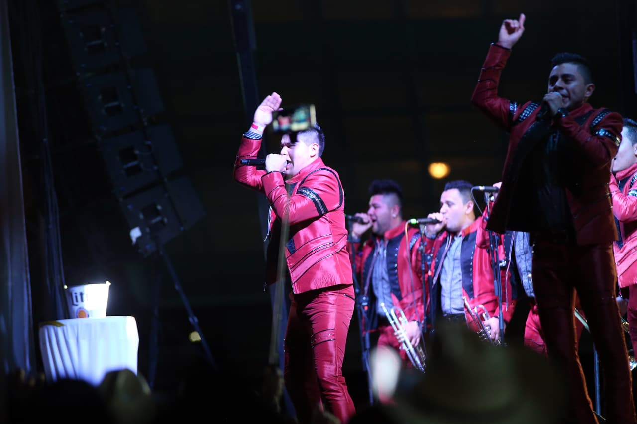 Voz de Mando y Banda Carnaval en Arlington
