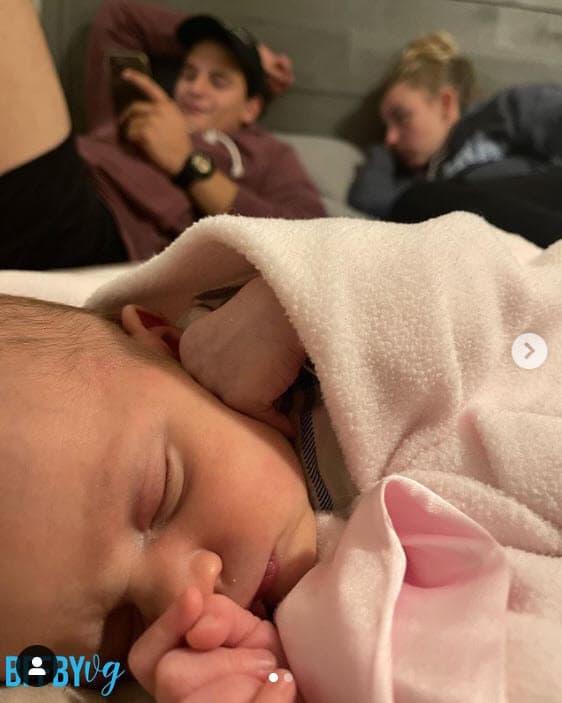 Las imágenes que ella publicó con la bebé fueron las primeras desde que la niña nació.