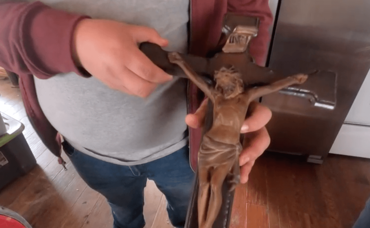 “Diosito dijo que no nos diéramos por vencidos”: una cruz queda intacta tras incendio en una casa 