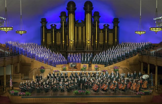 <b><a href="https://www.churchofjesuschrist.org/learn/salt-lake-tabernacle-temple-square?lang=spa" target="_blank">El Tabernáculo de Salt Lake City:</a></b>
<br>Hogar de un órgano con
<b>11.623 tubos</b>, el recinto religioso es sede de eventos de la Iglesia de Jesucristo y conciertos, incluidos los del Coro y la Orquesta del Tabernáculo. Está abierto
<b>todos los días de 9 a.m. a 9 p.m.</b>, y la entrada
<b>es gratis</b>, al igual que a la mayoría de los eventos que allí se realizan y puedes conocerlos en la página web:
<a href="https://www.thetabernaclechoir.org/">https://www.thetabernaclechoir.org/</a>
<br>Dirección: 50 N West Temple Salt Lake City.