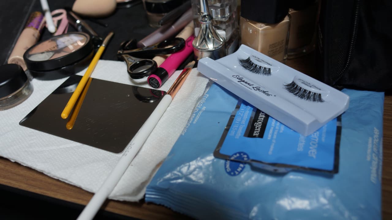 El Tambochi pago la apuesta contra El Compa Ivan cambiando de 'look' por un día.