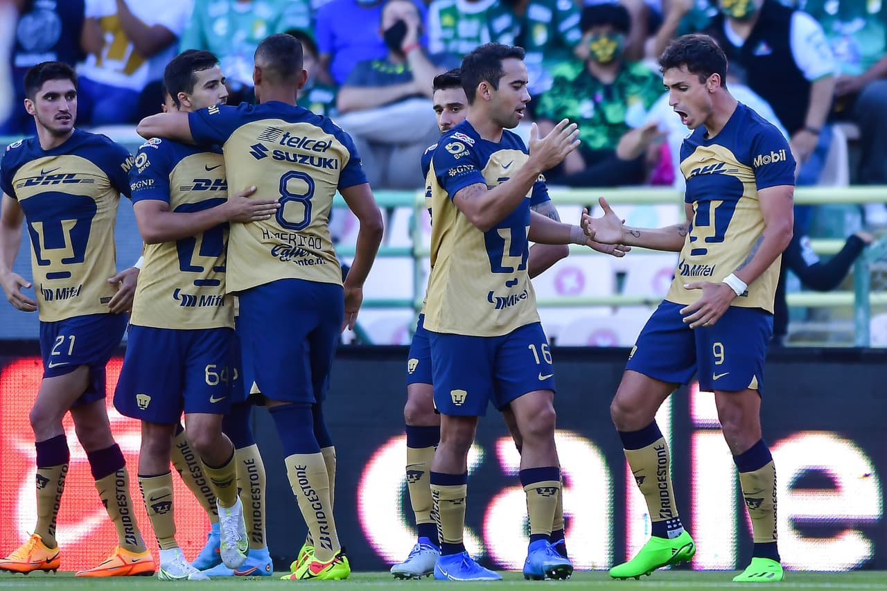 León vivió un primer tiempo de pesadilla al cometer un polémico penal al minuto 3, el cual Juan Ignacio Dinenno se encargó de anotar. La desventaja para La Fiera se hizo mayor con la expulsión de Osvaldo Rodríguez al 20' por una entrada desmedida sobre Meritao.