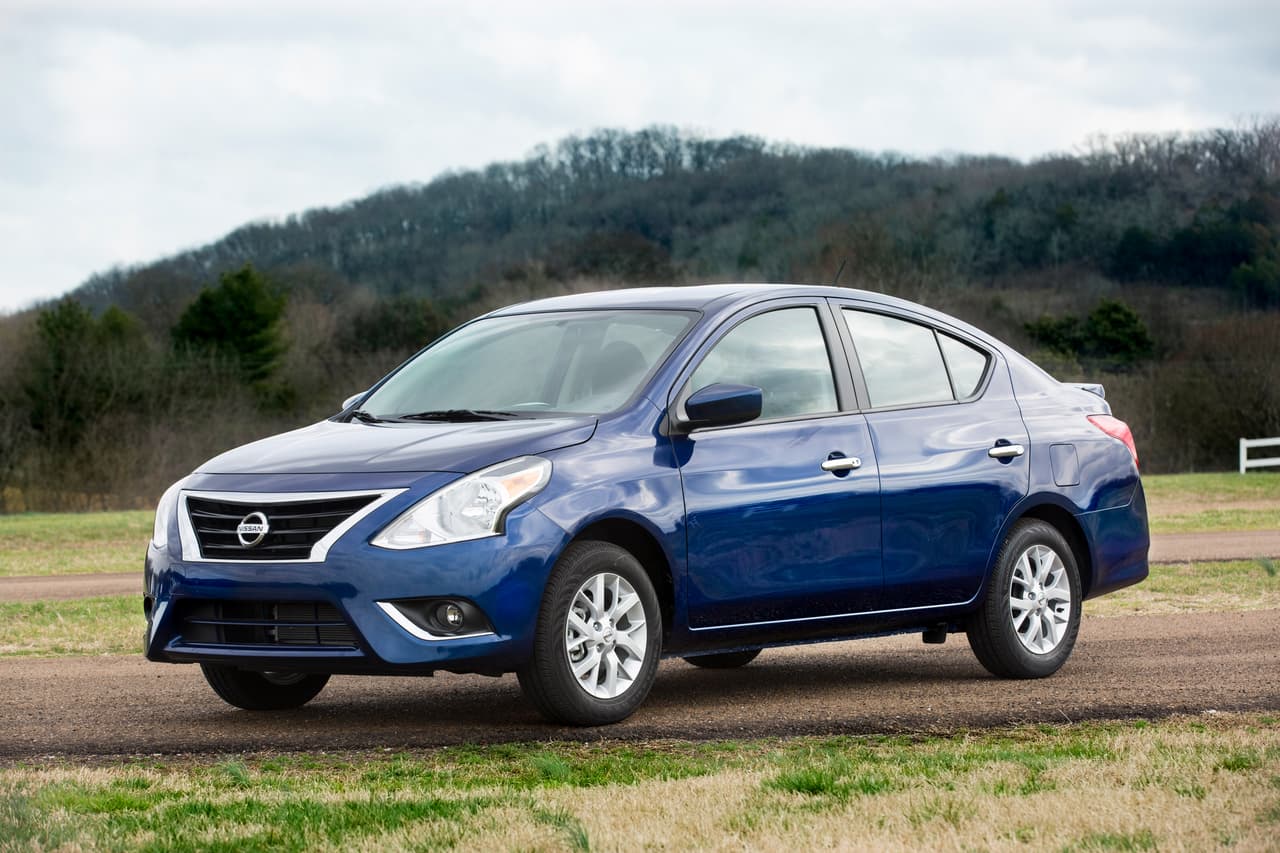 <h3 class="cms-H3-H3">1 – Nissan Versa S 2019</h3>
<br>
<br>Precio sugerido al consumidor: $12,460
<br>Pago inicial (20%): $2,492
<br>
<br>Pago mensual con crédito bueno: $202
<br>Pago mensual con crédito suficiente: $222
<br>Pago mensual con crédito pobre: $264
<br>