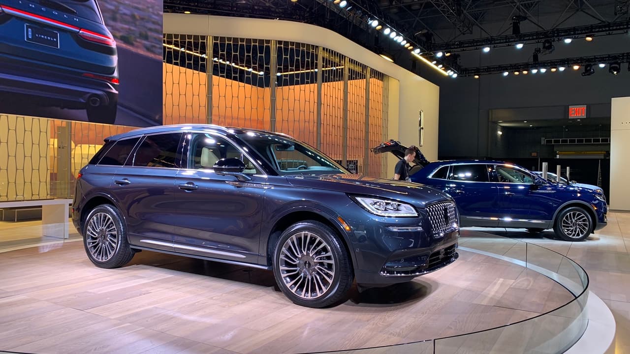 <h3 class="cms-H3-H3">Lincoln Corsair 2020</h3>
<br>Sin duda la Corsair fue una de las presentaciones más importantes del Auto Show de Nueva York 2019. Llega para sustituir a la Lincoln MKC, una camioneta que sin romper records de ventas, supo ganarse una buena reputación y la lealtad de sus compradores. El equipo de diseño de Lincoln liderado por el británico David Woodhouse, adaptó el hermoso diseño creado para la mediana 
<b><a href="https://www.univision.com/noticias/auto-show-de-nueva-york/imagenes-de-la-nueva-lincoln-aviator-fotos">Aviator</a></b> al tamaño compacto de compacto de la Corsair preservando toda su credibilidad y lujo. 
<b><a href="https://www.univision.com/carros/nueva-york-2019-lincoln-corsair-2020-fotos">Aquí</a></b> podrás encontrar lo que sabemos hasta ahora.