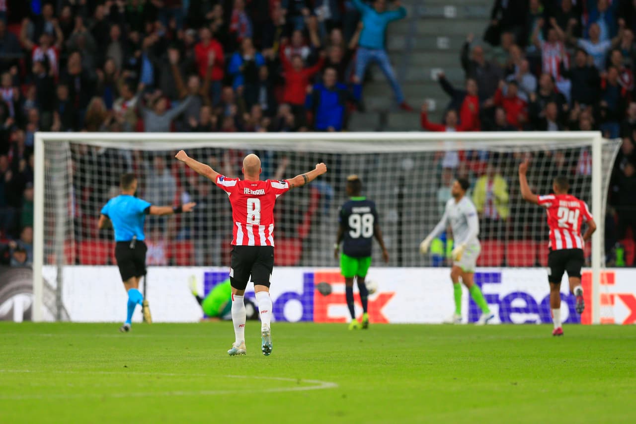 Donyell Malen abrió el marcador de esta justa.