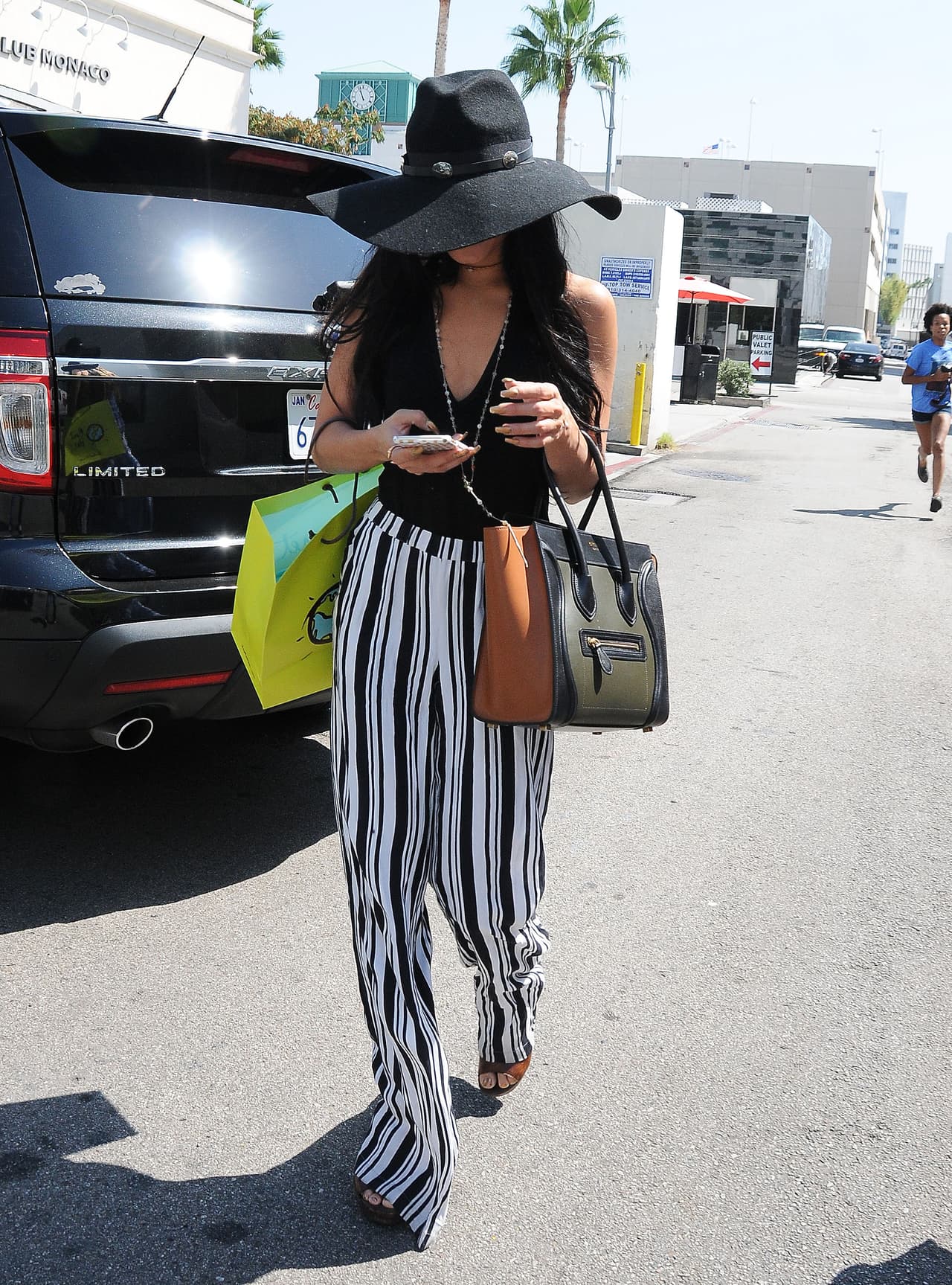 No le huyas a las rayas verticales, incorpóralas en tu vestimenta para lograr una silueta más estilizada. Este truco no está hecho para un cuerpo en especial, sino para todos, aquí lo importante es saber incorporarlo en tu look. 
<br>