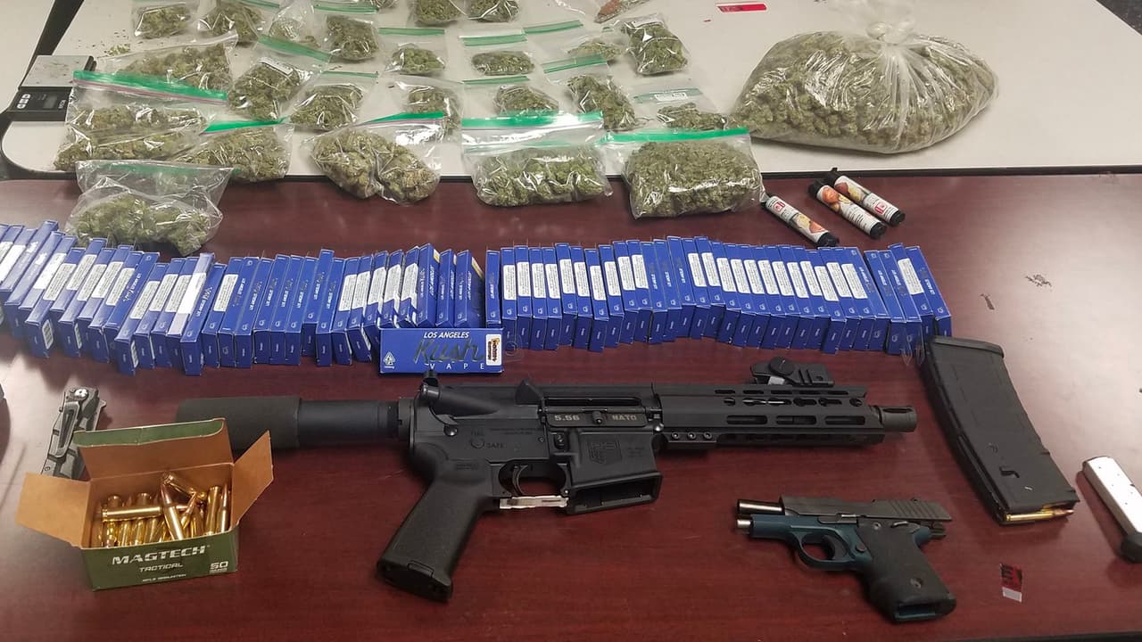 Agresión a repartidor de pizza conduce al hallazgo de armas, dinero en efectivo y drogas en un hotel