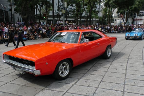 Casi dos mil vehículos clásicos desfilaron por las calles de la Ciudad de México para romper el Récord Guinness de más autos de este tipo en movimiento. Transitaron mil 721 autos, lo que superó la marca de Holanda, cuyo récord era de 948 vehículos. De acuerdo con las autoridades, el paso de estos autos clásicos fue visto por 250 mil asistentes. Circularon autos Datsun 1300, Jaguares, MG 59, Chevrolet apache, Alfa Romeo, Mercury, Porche, entre otros, que atrajeron la atención de capitalinos y visitantes. El paso de los vehículos fue interrumpido por el calentamiento de algunos que se quedaron en el camino y provocaron “cuellos de botella”; sin embargo, los organizadores confiaron en que los vehículos llegarían a la meta.