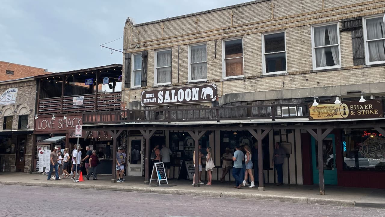 A lo largo de la calle, hay varios bares y restaurantes que por las noches cambian de ambiente y dedican la pista de baile a música country o bandas en vivo.