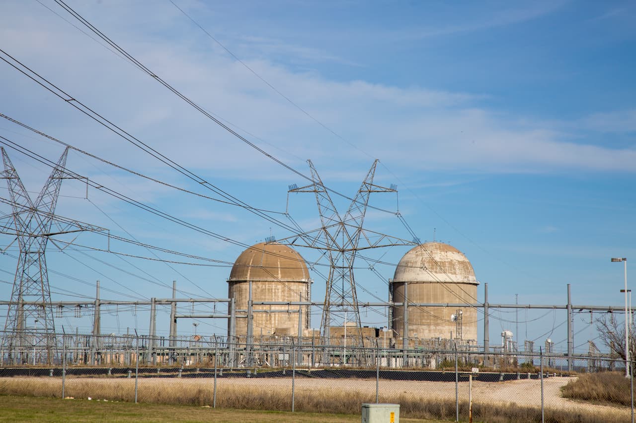 Comanche Peak, una de las dos plantas nucleares de Texas está localizada en el condado Somerville, a pocas millas de distancia del parque Dinosaur Valley y del poblado Glen Rose. Está a 40 millas de Fort Worth y a 60 de Dallas.