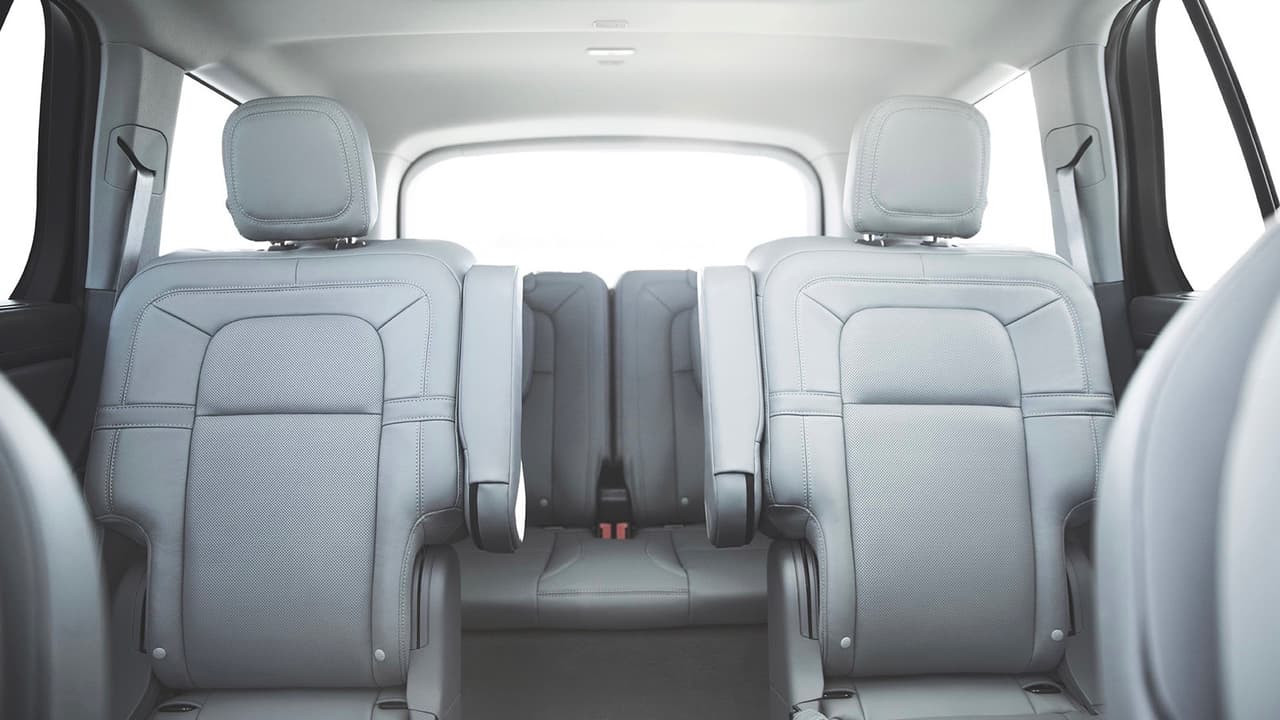 La segunda fila de asientos puede estar compuesta por un tradicional banco corrido o por dos butacas separadas tipo 'capitán'.