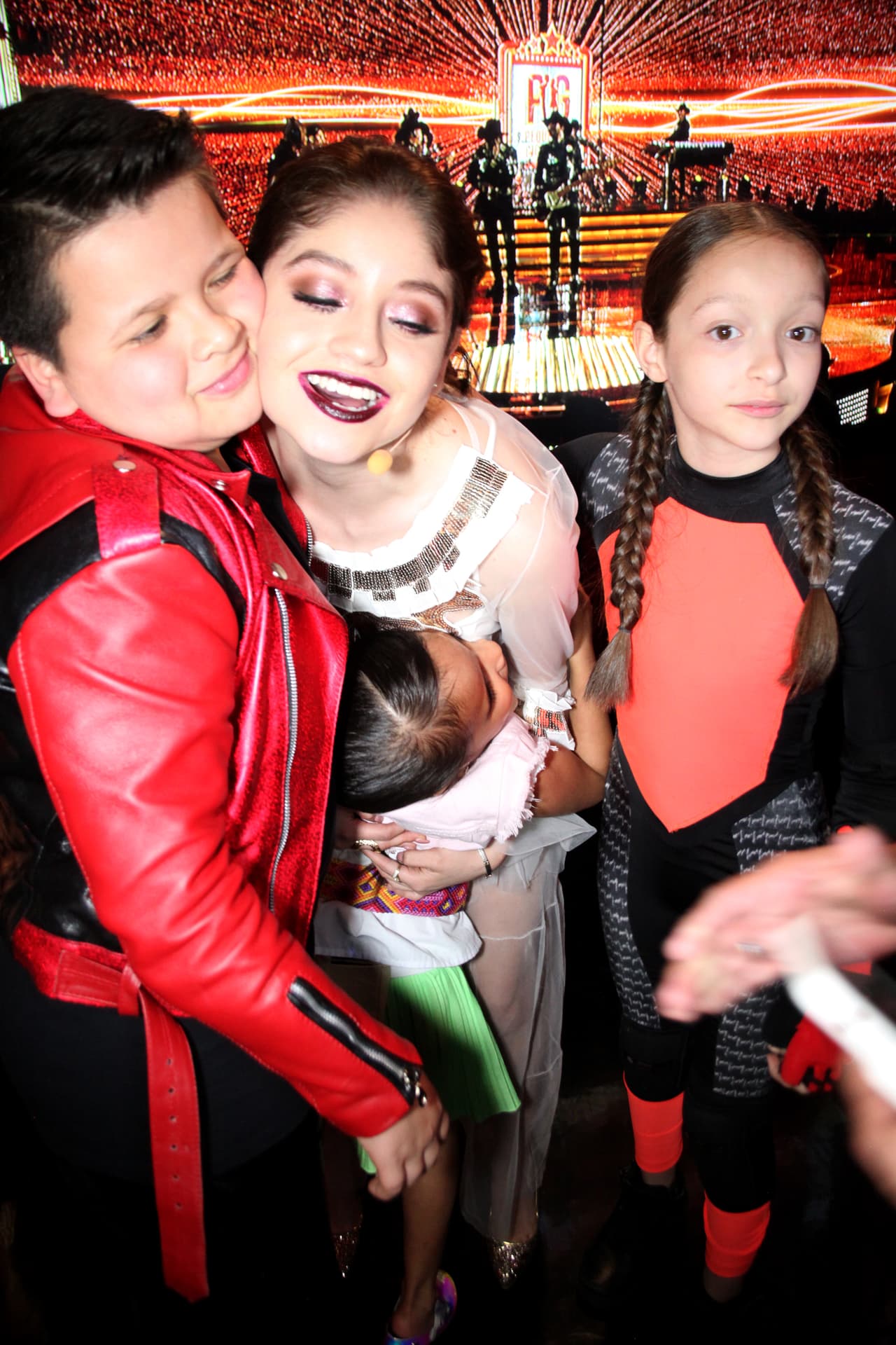 Justo como lo adelantó la semana pasada, cuando nos contó que durante toda la temporada la veremos con brillos en su peinado, aunque eso implique horas en la ducha para quitar todos los brillos.