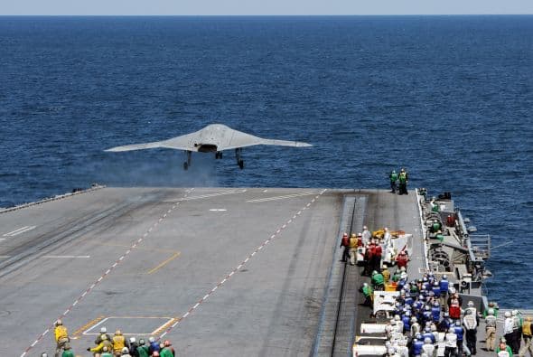 El X-47B despegó sin contratiempos y efectuó dos acercamientos al portaaviones antes de regresar a tierra.