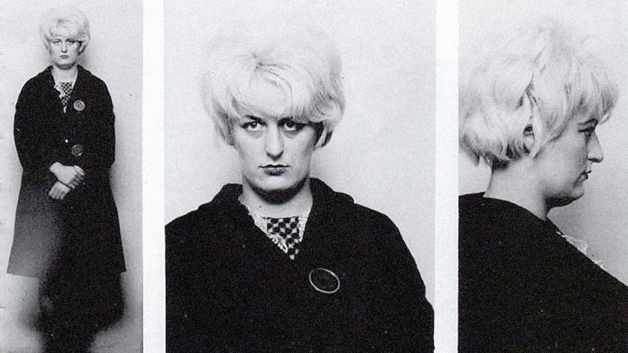 <b>Myra Hindley</b>
<br>Junto con su marido, Ian Brady, 
<a href="http://www.univision.com/noticias/asesinatos/en-fotos-la-mirada-de-los-asesinos-mas-crueles-del-ultimo-siglo-fotos">cometió al menos cinco asesinatos</a> entre 1963 y 1965. La pareja británica engañaba a sus jóvenes víctimas, entre las que se encontraba una niña de 10 años a la que fotografiaron y grabaron sus gritos de dolor mientras la asesinaban. Myra Hinley murió en prisión en 2002, mientras que su esposo continúa recluido en un instituto mental.