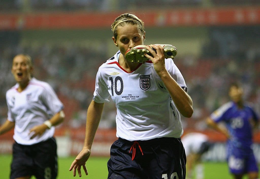 Kelly Smith de Inglaterra festeja su primer gol en el Mundial de 2007 en China, quitándose un zapato y besándolo en partido entre su selección y la de Japón, en duelo de la primera ronda del Grupo A.