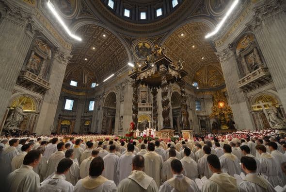 La misa oficiada en la basílica de San Pedro del Vaticano abre el Triduo Pascual en el que los sacerdotes renuevan las promesas sacerdotales, pobreza, castidad y obediencia.